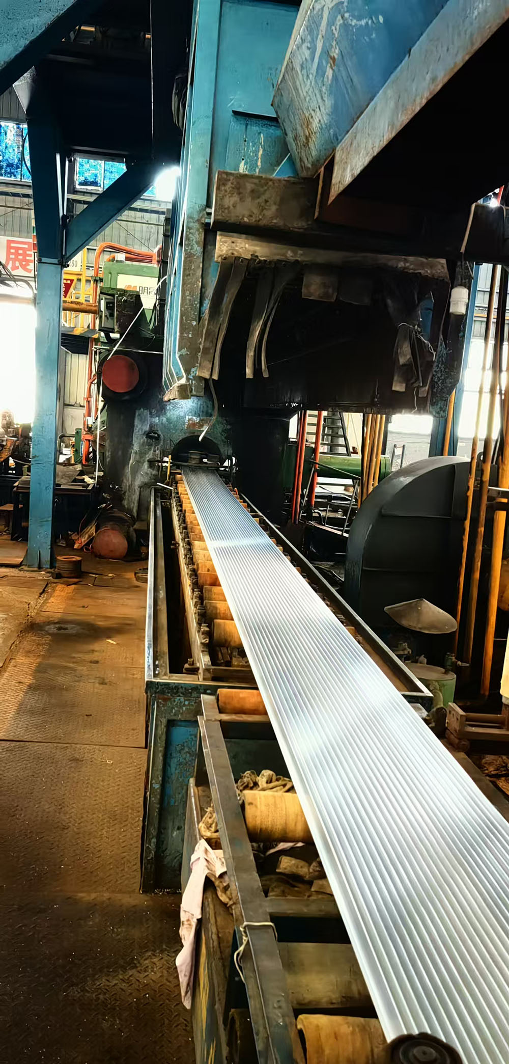 Extruded aluminum profiles（width 400mm)